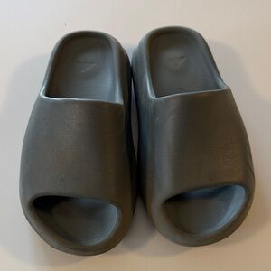 Yeezy Slides Kids Grey | Authentic | Neutral Minimal | Size 5
